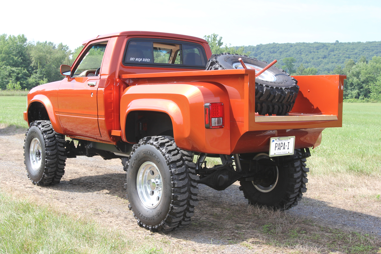 V8 Mühərriklə Təchiz Olunmuş 1983 Toyota SR5 4×4: 80-ci İllərin Offroad Zaman Maşını