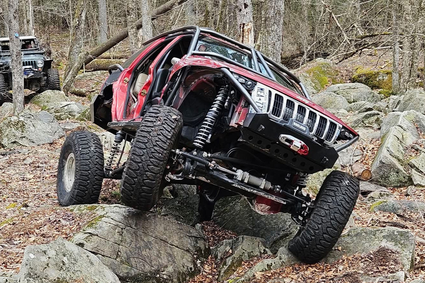 Bu Dəli 2002 V8 Jeep Grand Cherokee 1-Ton Oxlar, Koiloverlər və 40 Düymlük Təkərlərlə Hardcore Offroad-a Çıxır