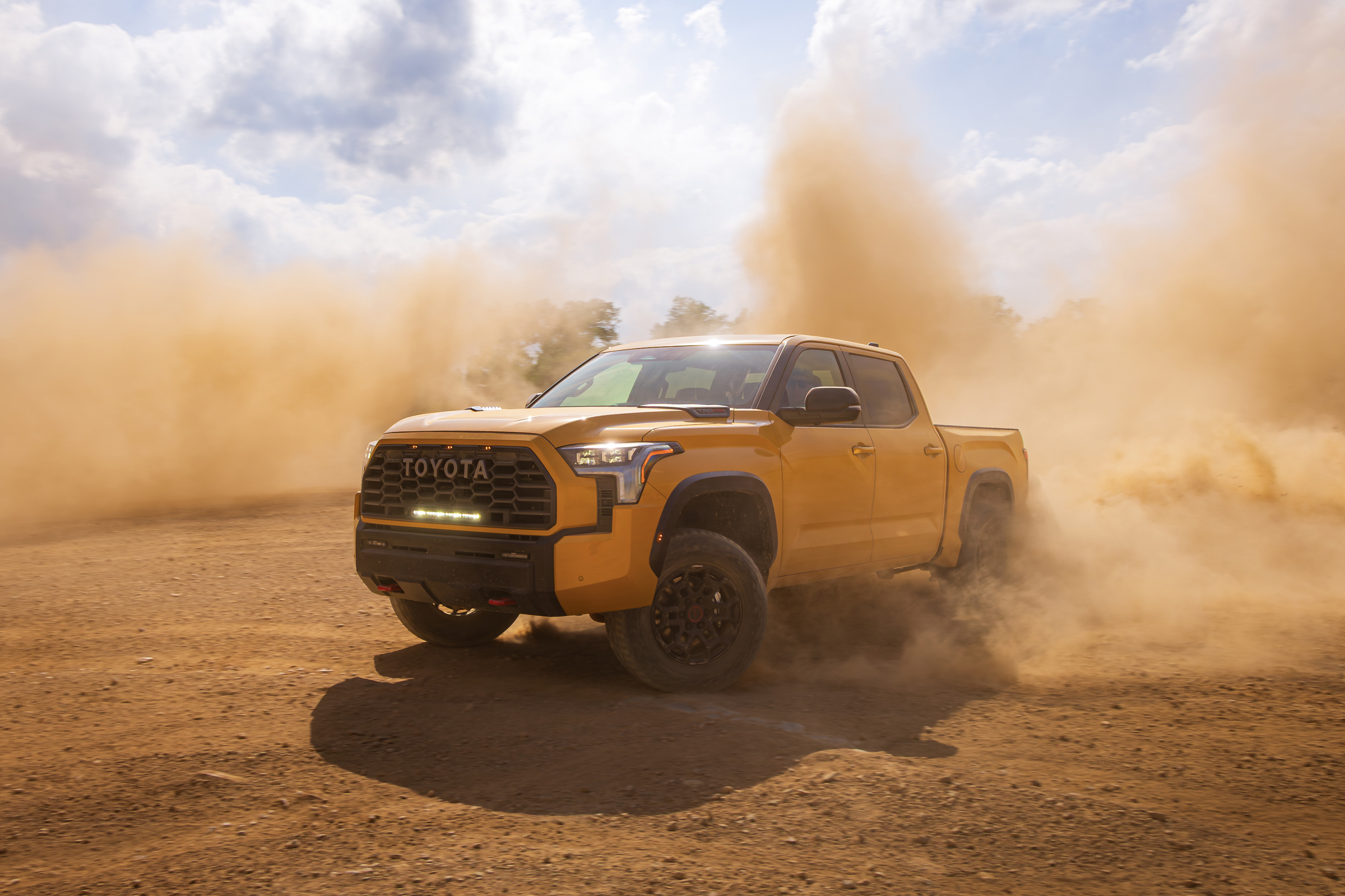 Toyota 2027 TRD Pro Xəttini Yeni Honeycomb Və Hot Honey Rənglərilə Zənginləşdirir