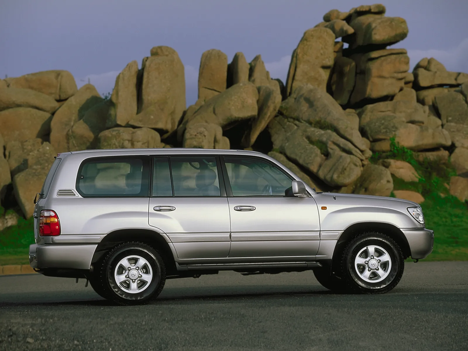 Toyota Land Cruiser 100 Series (J100) — 2