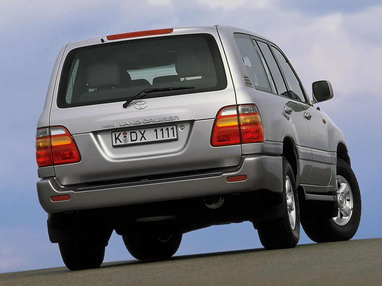 Toyota Land Cruiser 100 Series (J100) — 4
