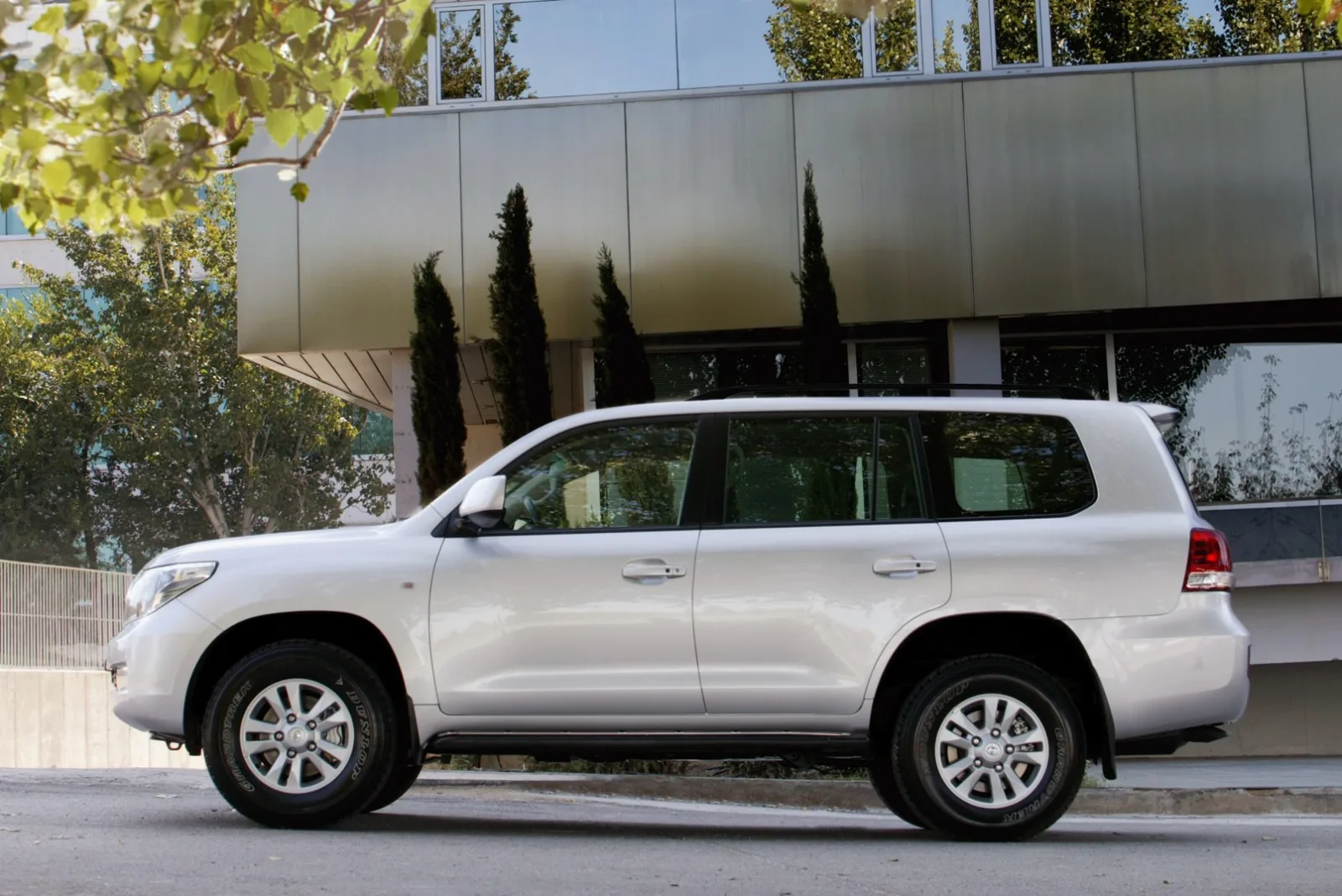 Toyota Land Cruiser 200 Series (J200) — 2